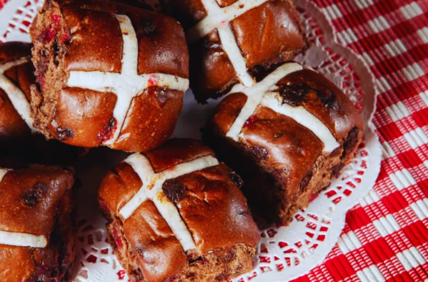 Coles and Arnott’s Unveil Wagon Wheels-Inspired Hot Cross Buns for Easter